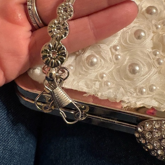 Vintage-Inspired Bridal Pearl Rosette Clutch Purse – Detachable Chain Strap - Picture 7 of 8
